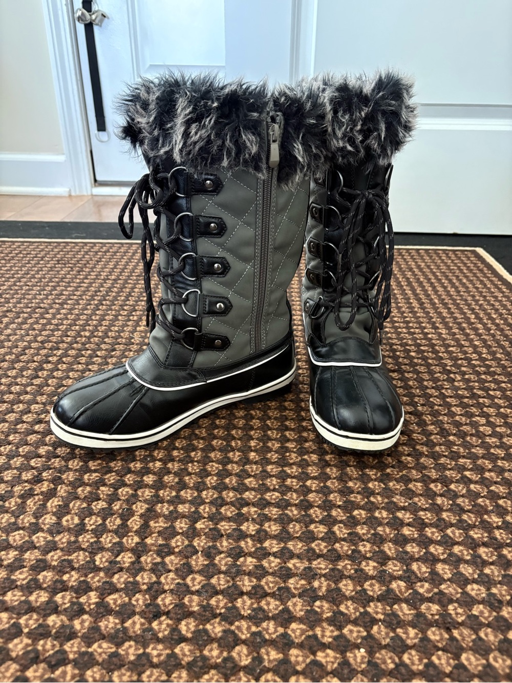 🚨Women’s Faux-Fur Trim Black and Gray Winter Snow Boots